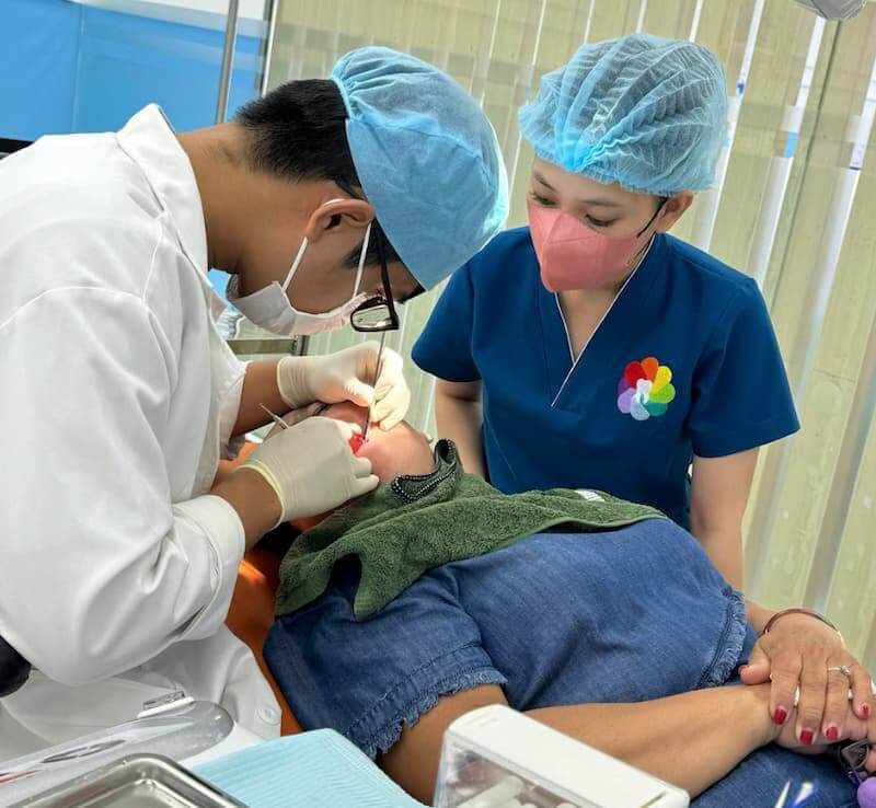 Bọc răng sứ thẩm mỹ phù hợp với khách hàng trung niên