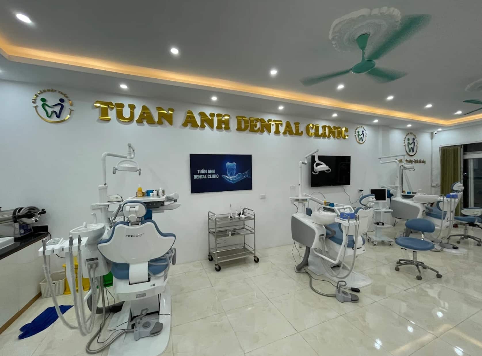 Phòng khám được trang bị 3 ghế nha khoa, giúp phục vụ nhiều khách cùng lúc, đặc biệt là vào giờ cao điểm