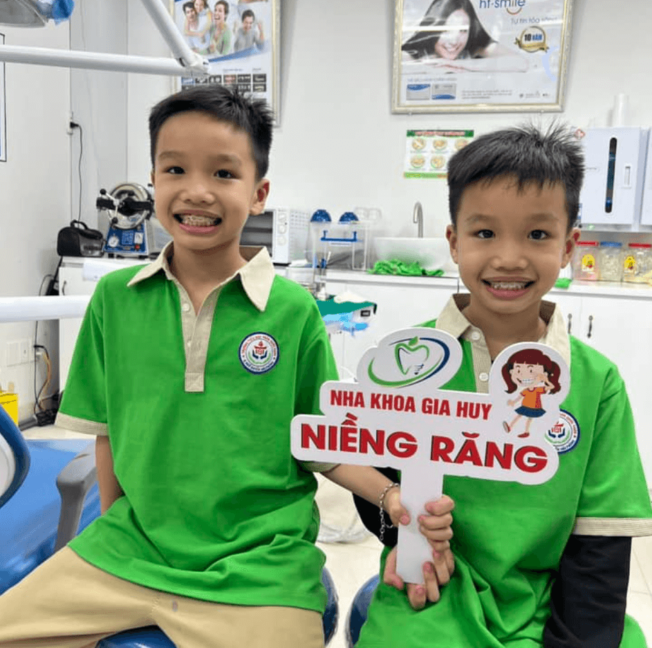 Anh Trần Phúc Đình cho con niềng răng tại Gia Huy