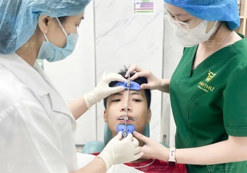 Với hơn 20 năm kinh nghiệm trong lĩnh vực nha khoa, Anh Thư là địa chỉ uy tín được nhiều gia đình lựa chọn tại Đà Nẵng.