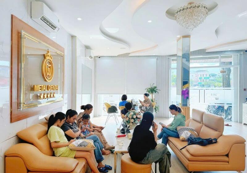 Đơn vị ứng dụng công nghệ hiện đại gồm CT Cone Beam, máy scan Itero 5D, siêu âm Piezotome, đảm bảo điều trị an toàn và chính xác.