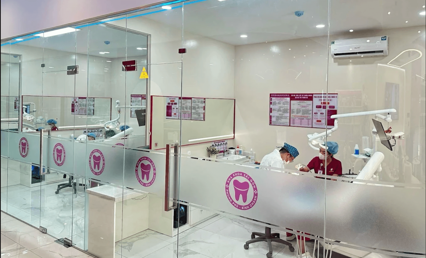 Mỗi ghế nha được bố trí trong phòng kính riêng biệt đảm bảo tiêu chuẩn của Bộ Y tế