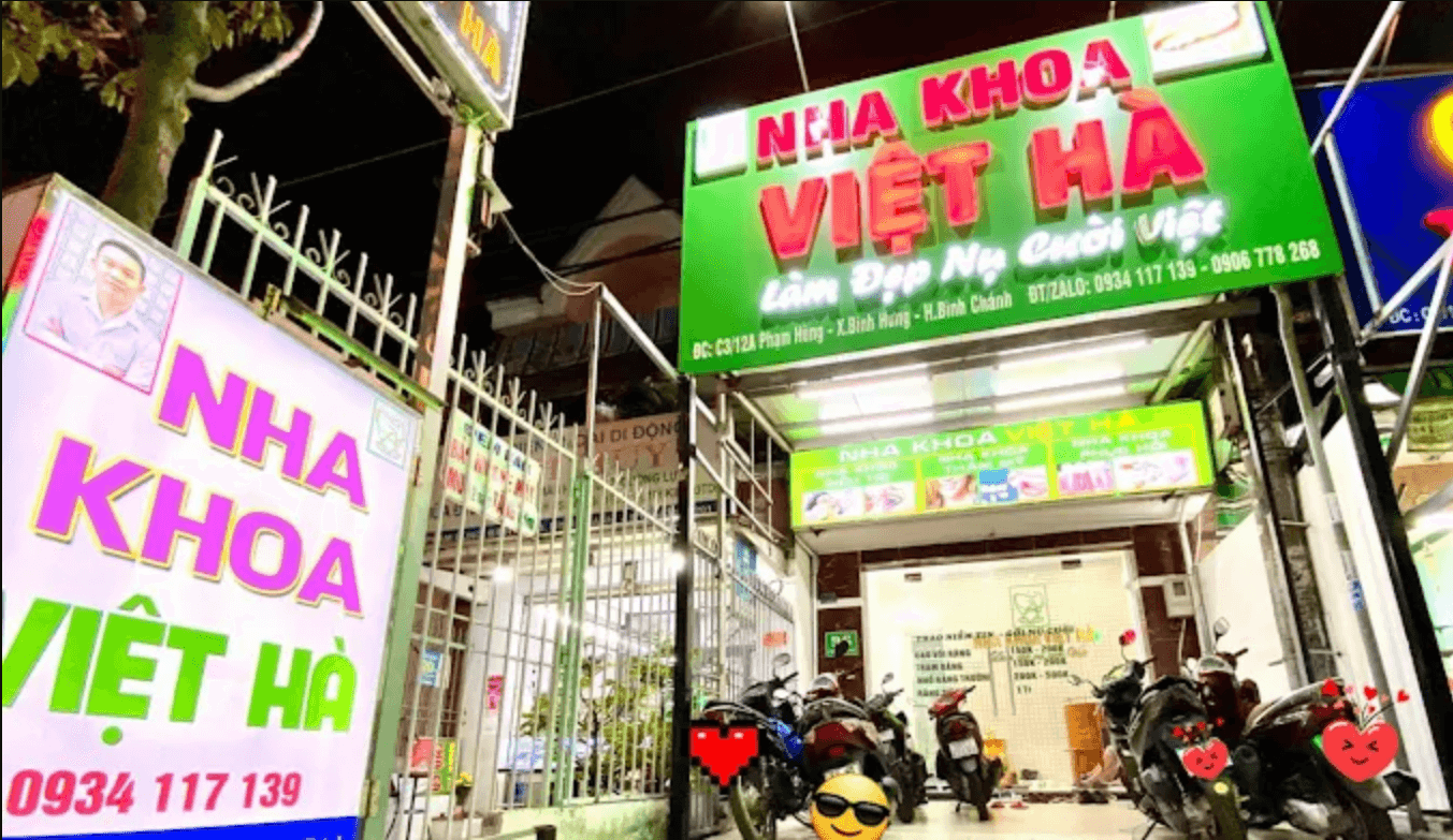 BS Hà cùng BS Phan Thị Thu Huyền và BS Dương Xuân Quý trực tiếp đứng ghế điều trị cho bệnh nhân đến Việt Nha