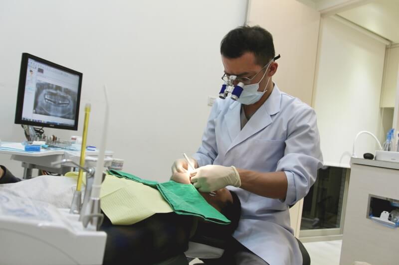 Đơn vị hỗ trợ thăm khám và xử lý các vấn đề về răng hàm mặt cho người lớn tuổi