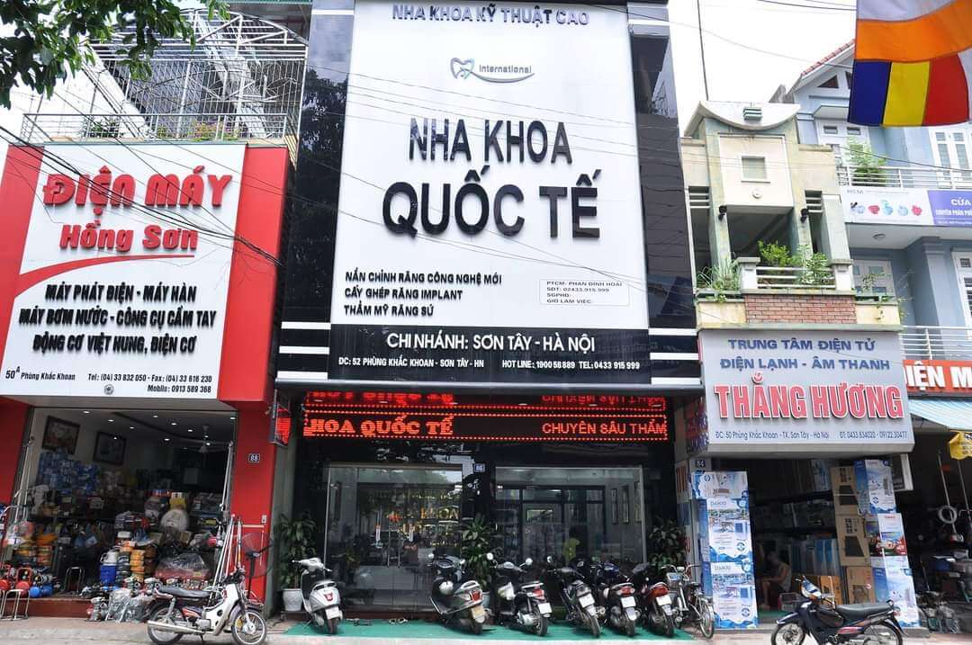 Phòng khám nằm ở vị trí dễ tìm, nổi bật với bảng hiệu lớn