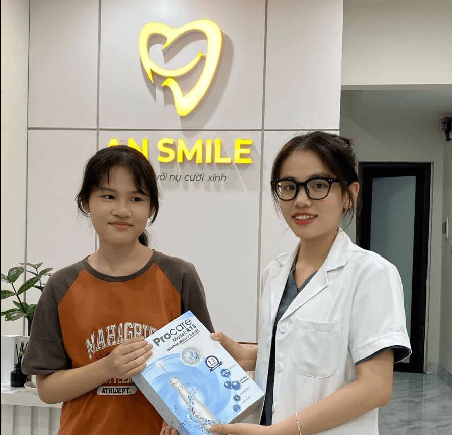 Các bác sĩ nhẹ nhàng, ân cần với các bé